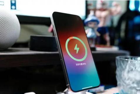 太和苹果15换屏服务分享用什么充电器给iPhone15充电更好 